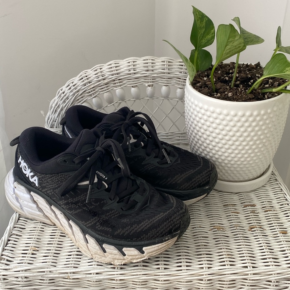 HOKA / size 6 running shoe